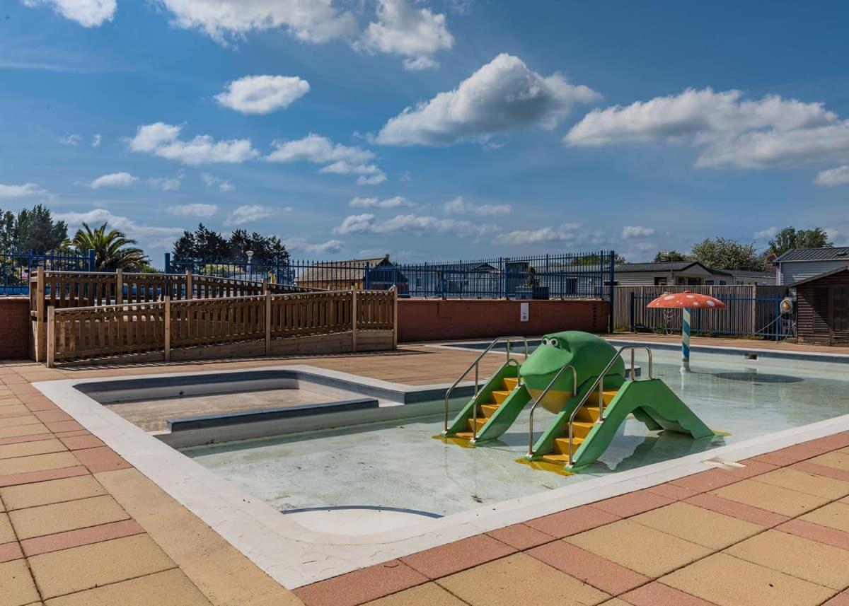 Riverside Caravan Holiday Park 보그너레지스 외부 사진