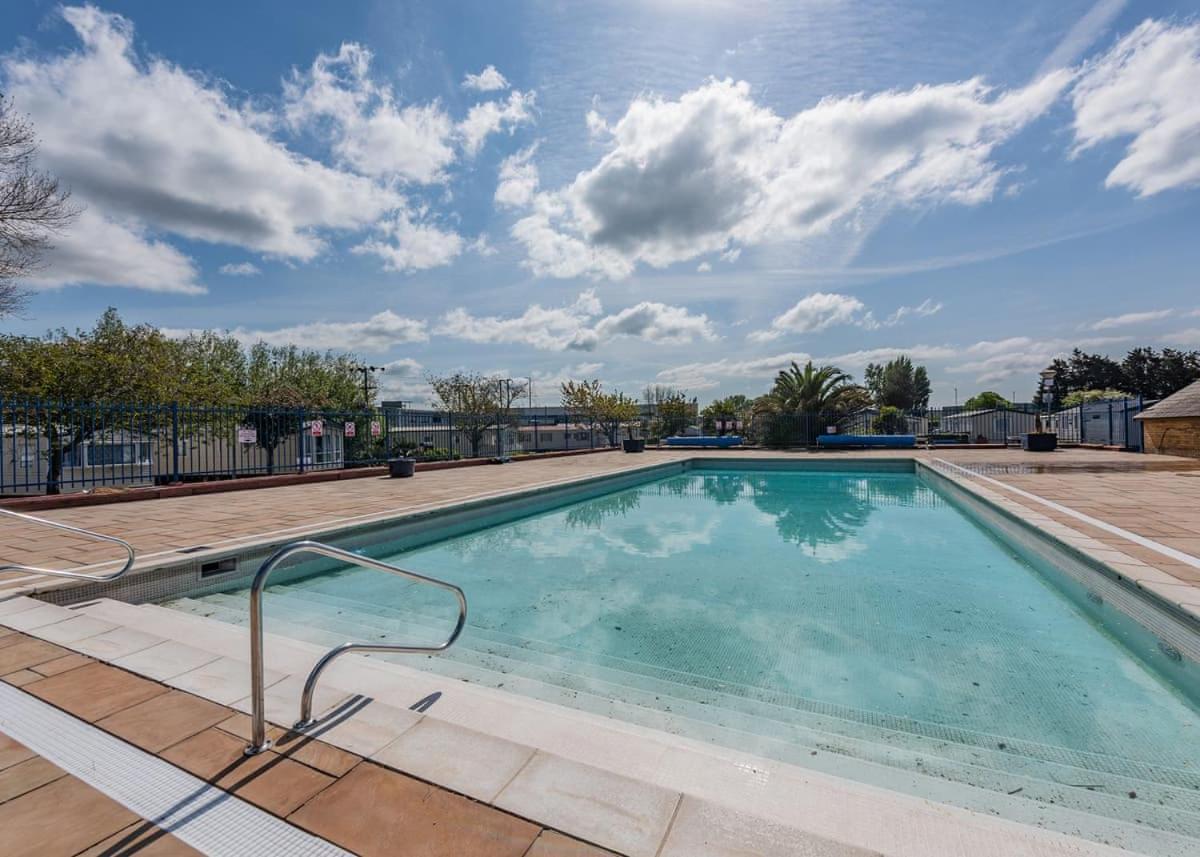 Riverside Caravan Holiday Park 보그너레지스 외부 사진